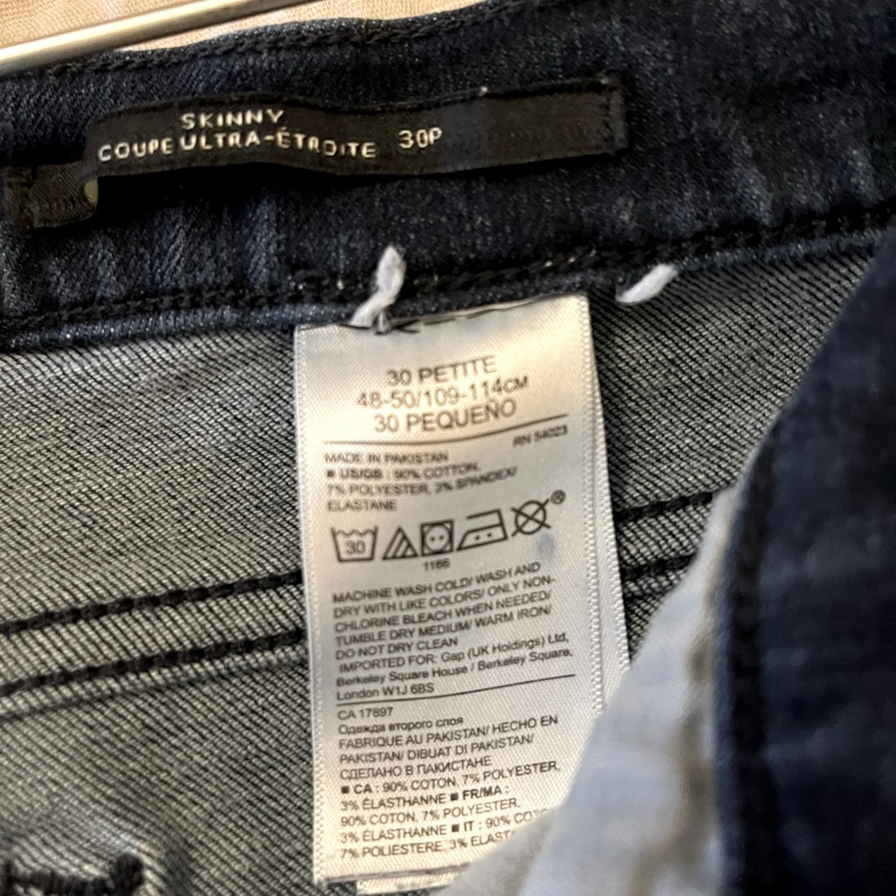 Banana Republic dark was denim. Size 30 petite. Skinny cut. Mid rise.
